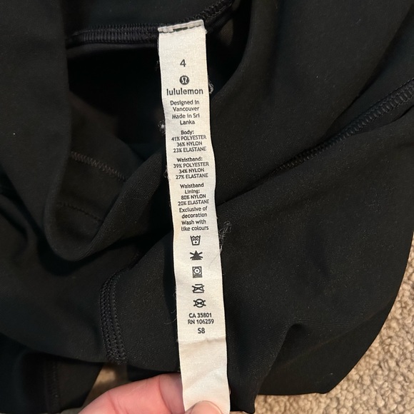 Black Lululemon leggings with back pocket size 4 - Picture 2 of 2